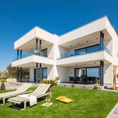 Luxury Blue Sky Apartment